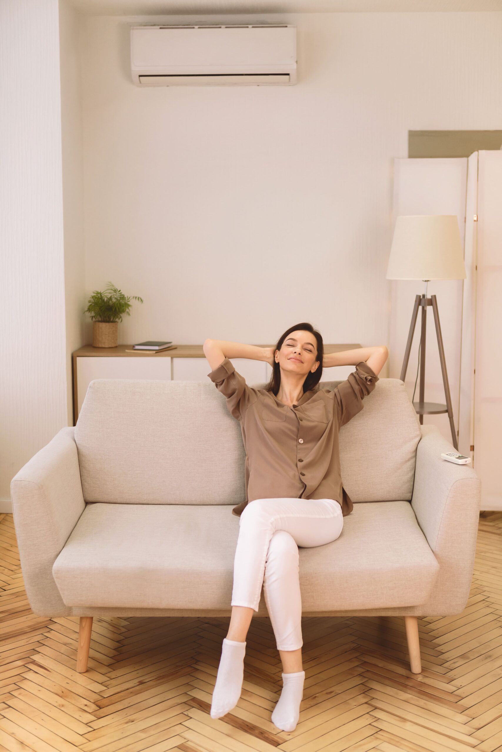 Chica disfrutando aire acondicionado